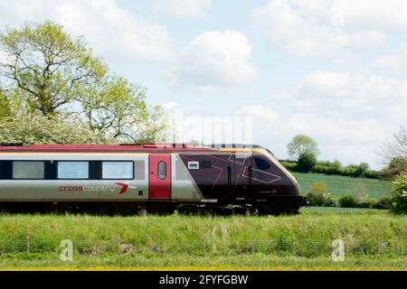 Ein Crosscountry-Dieselzug der Klasse 221 Voyager, Seitenansicht, in der Nähe von King`s Sutton, Northamptonshire, England, VEREINIGTES KÖNIGREICH Stockfoto